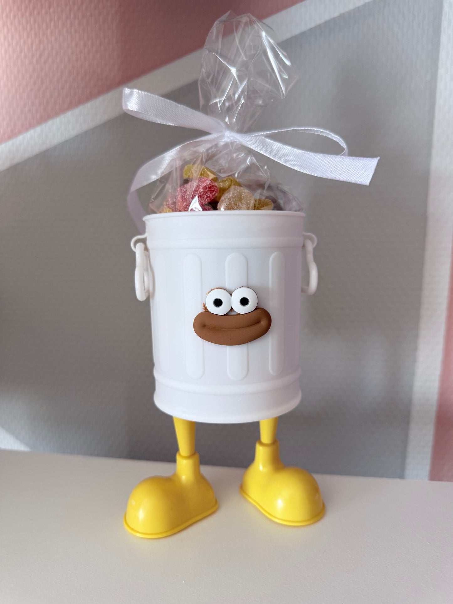 A. Pot à bic blanc 300 gr de bonbons