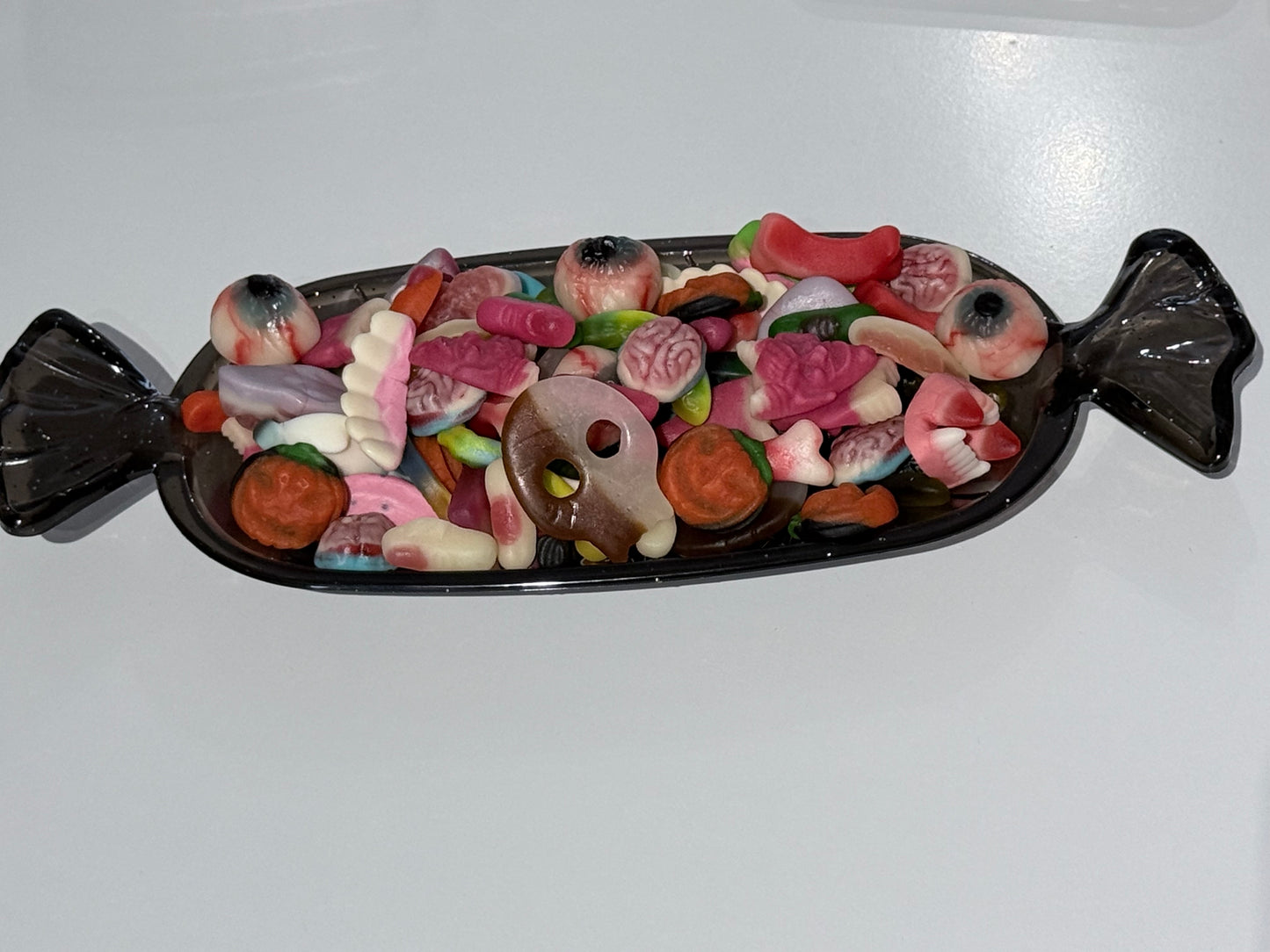 Plateau noir plastique 500 gr de bonbons effrayants
