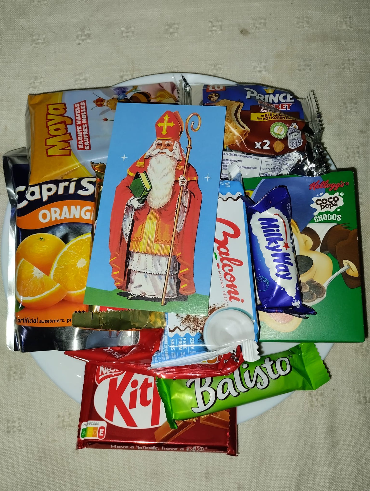 Précommande avec acompte 50 % assiette St Nicolas - porcelaine - réservation Max 20/11 - 11 pièces dans l’assiette prix total 8,50€ reste à payer 4,25€ un lien de paiement vous sera envoyé, paiement obligatoire pour l’acompte