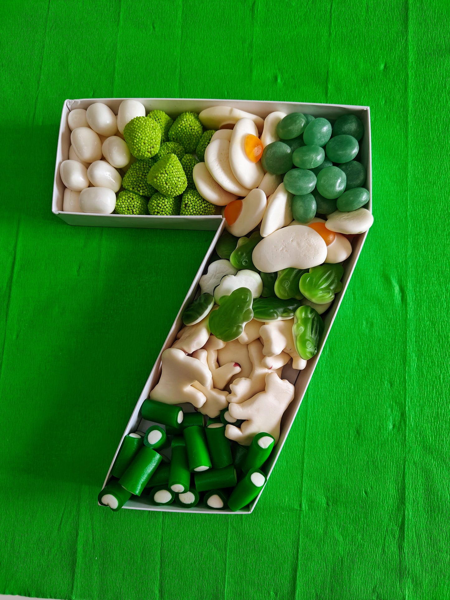 Chiffre 7 avec 700 gr de bonbons choix de couleurs ou bonbons ( mettre en commentaire ou mail )