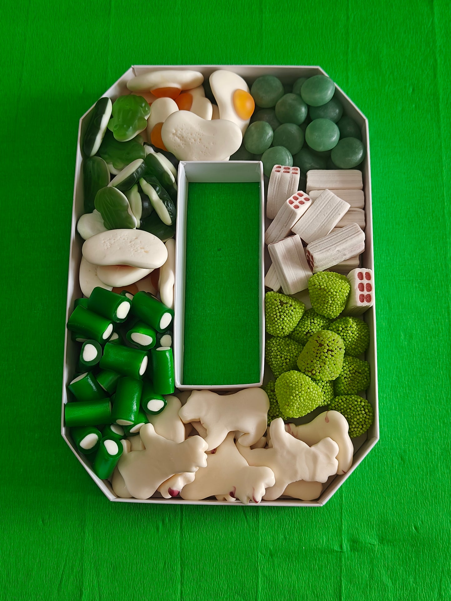 Chiffre 0 avec 700 gr de bonbons choix de couleurs ou bonbons ( mettre en commentaire ou mail )
