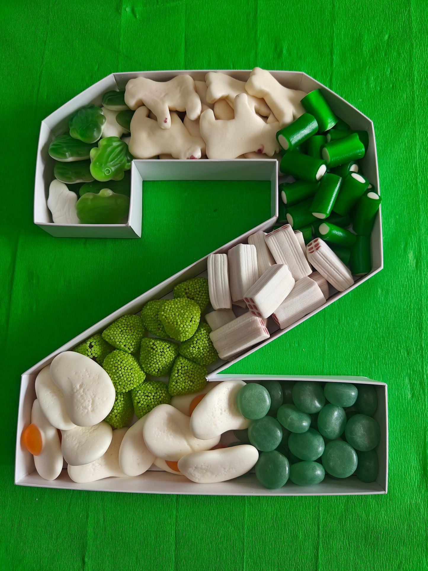 Chiffre 2 avec 700 gr de bonbons choix de couleurs ou bonbons ( mettre en commentaire ou mail )