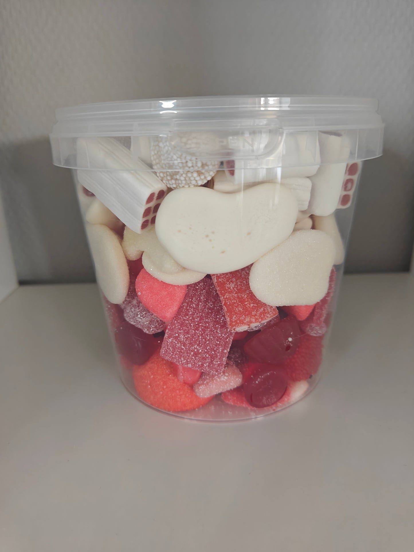 1. Seau de bonbons 🍬 rouge et blanc 700 gr