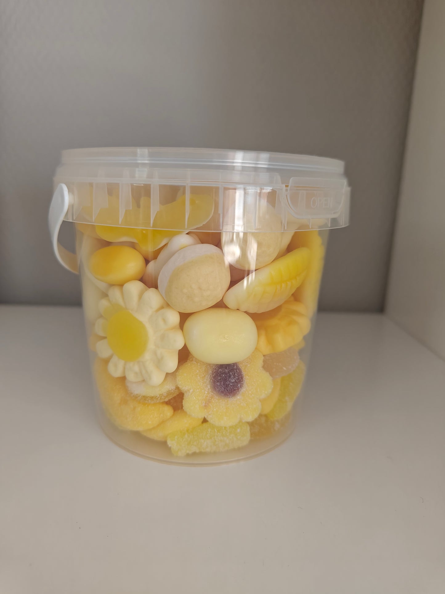 1. Seau de bonbons 🍬 jaune 400 gr