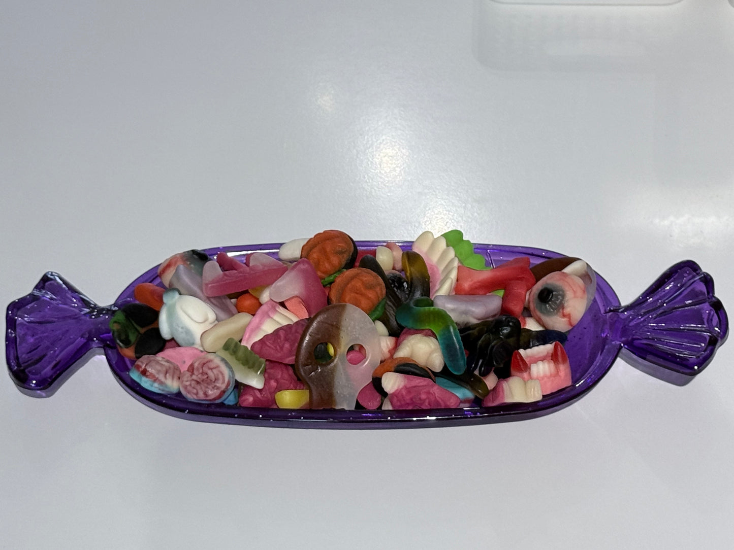 Plateau mauve plastique 500 gr de bonbons effrayants