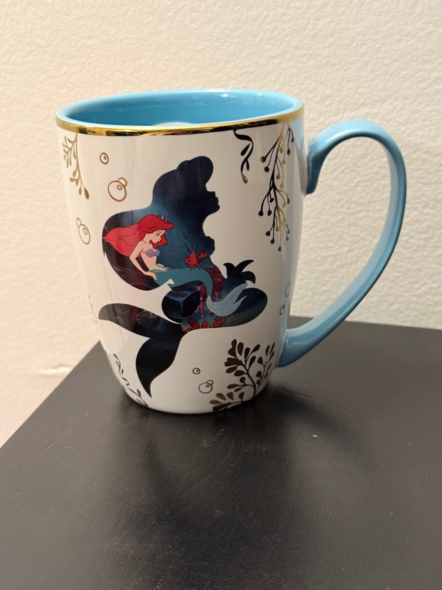 Tasse ariel bleu avec 200 gr de bonbons