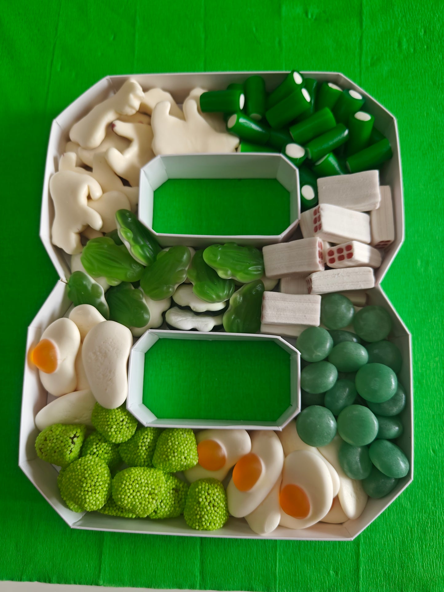 Chiffre 8 avec 700 gr de bonbons choix de couleurs ou bonbons ( mettre en commentaire ou mail )