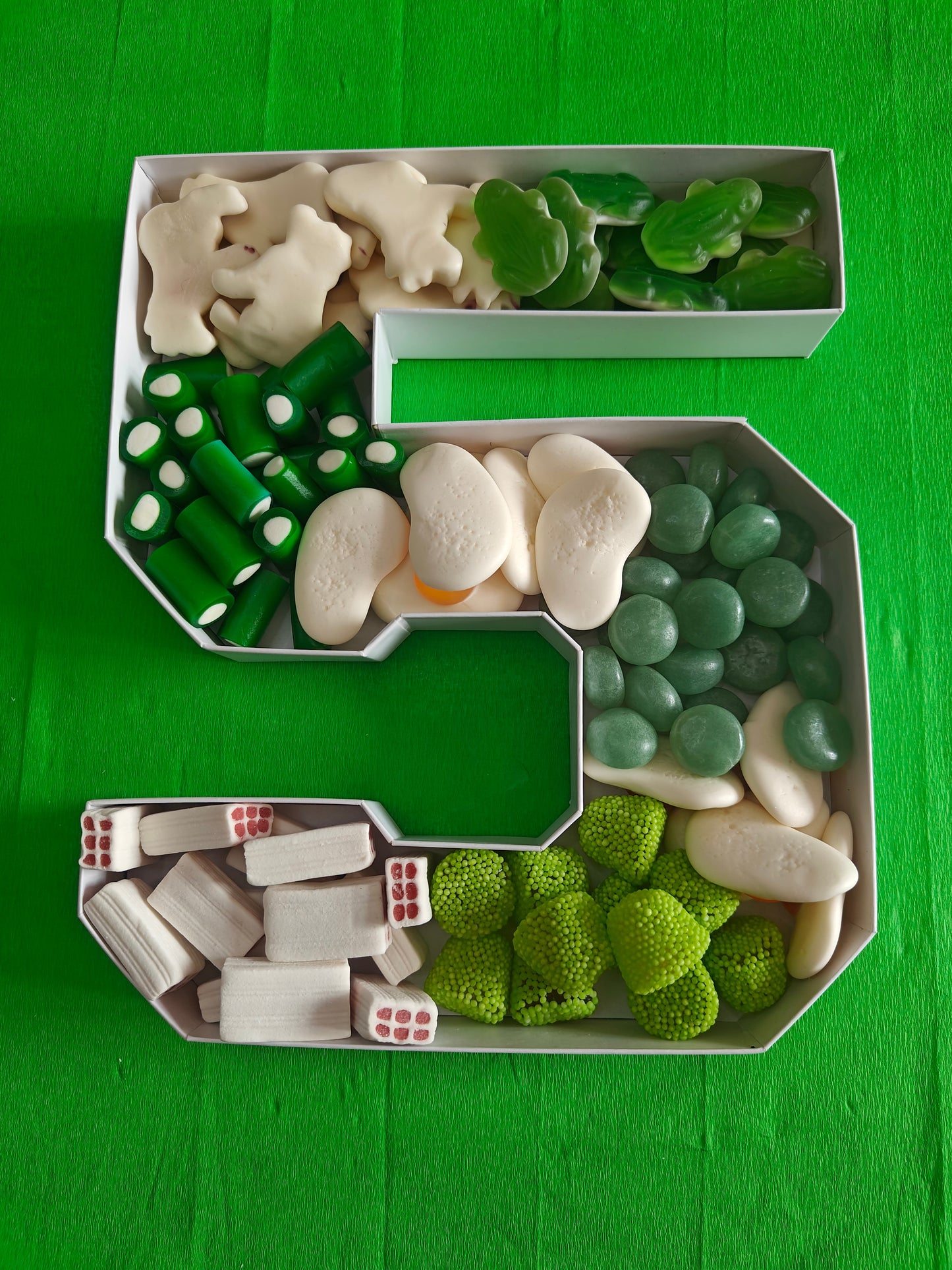 Chiffre 5 avec 700 gr de bonbons choix de couleurs ou bonbons ( mettre en commentaire ou mail )