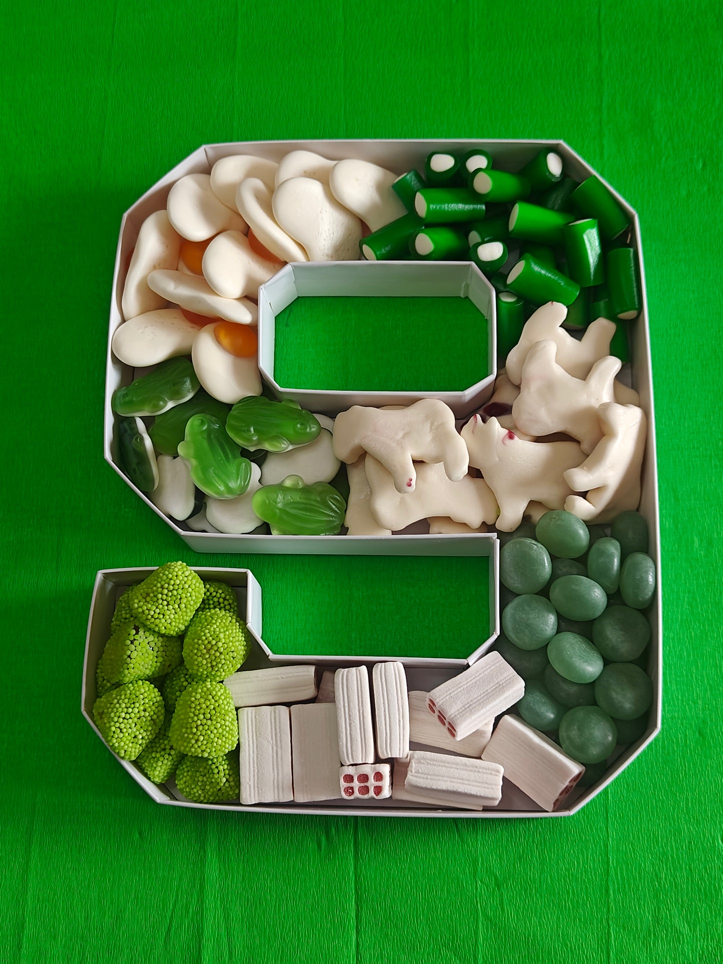 Chiffre 9 avec 700 gr de bonbons choix de couleurs ou bonbons ( mettre en commentaire ou mail )